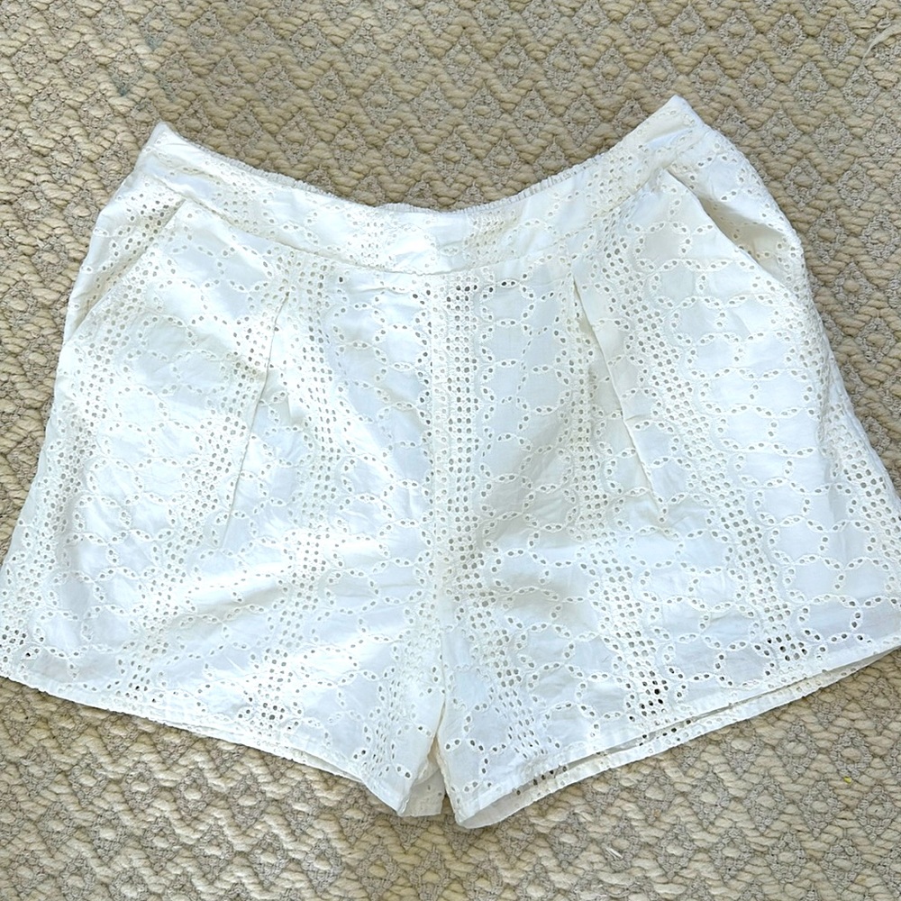 BCBGeneration eyelet white lined shorts with pockets . Size L